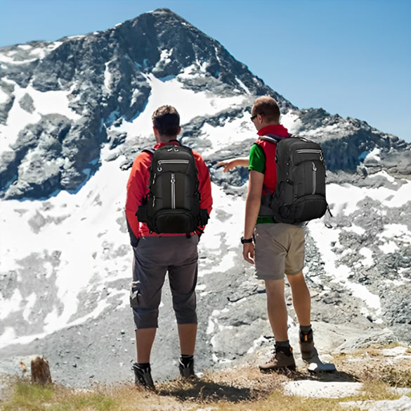 deux hommes en montagne avec sac de randonnee polyvalent 50l