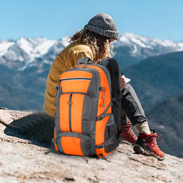 femme assise a la montagne avec sac de randonnee polyvalent 50l