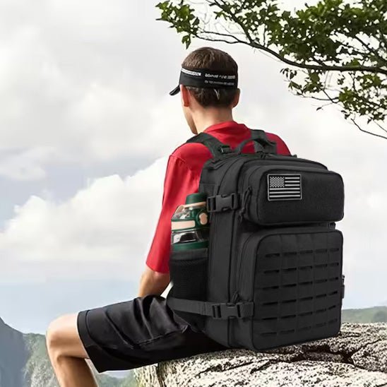 homme assis en pleine nature avec sac a dos de voyage grande taille