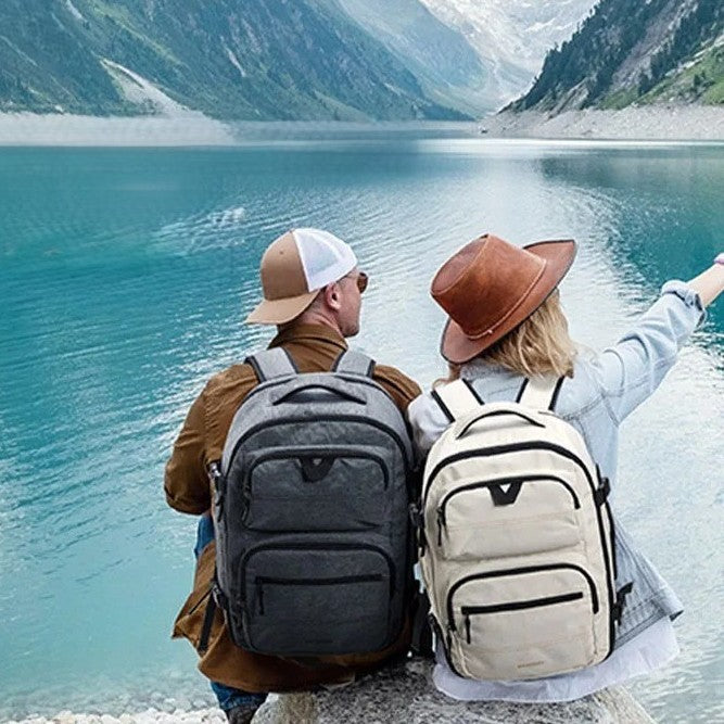 homme et femme assis ensemble voyage avec sac a dos 40l avec sac chaussures inclus