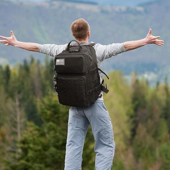 sac a dos de voyage grande taille sur un homme avec les bras écartées