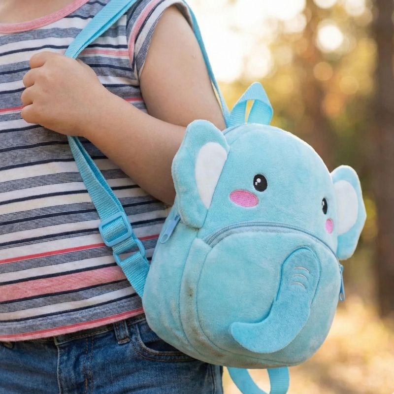 fille porte son sac a dos enfant 3 ans éléphant bleu en bandoulière