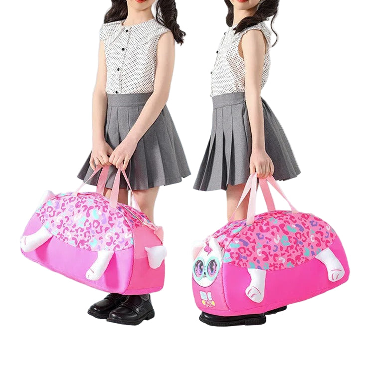 fille avec joli sac enfant de voyage chaton