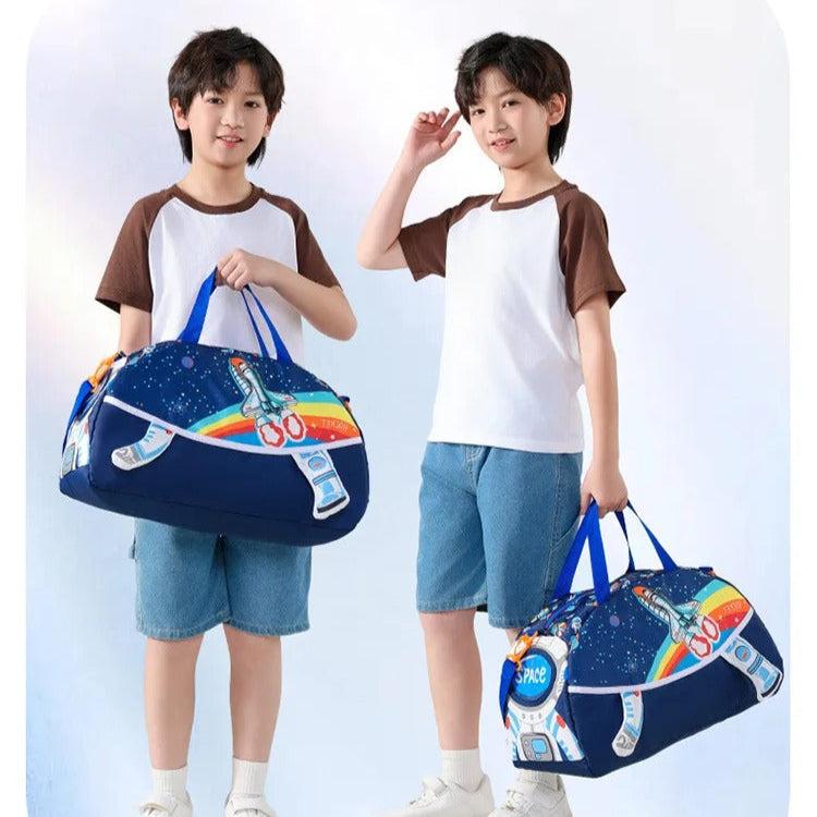deux garçon avec sac enfant de voyage cosmonaute
