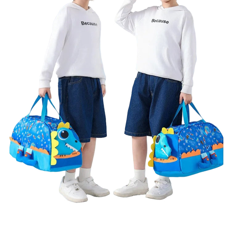 garçon avec sac enfant de voyage