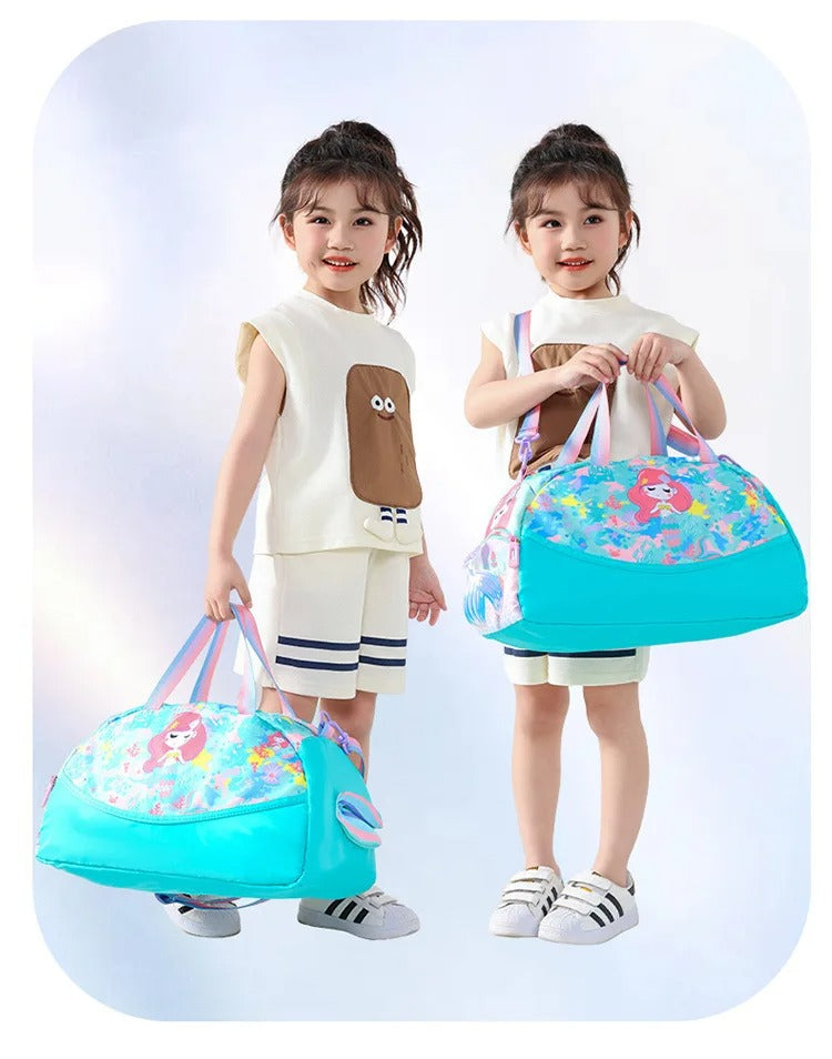 deux filles avec sac enfant de voyage sirène
