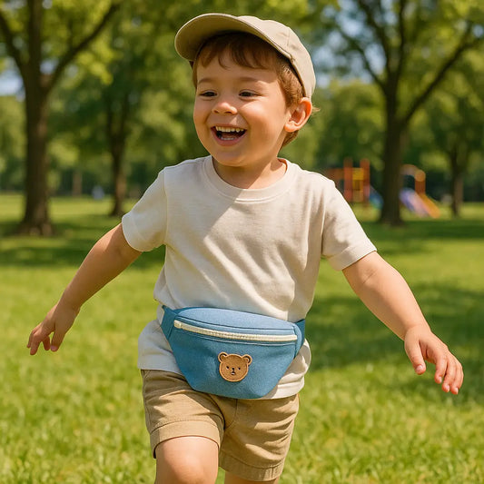 Enfant au parc avec un sac banane enfant petit ourson