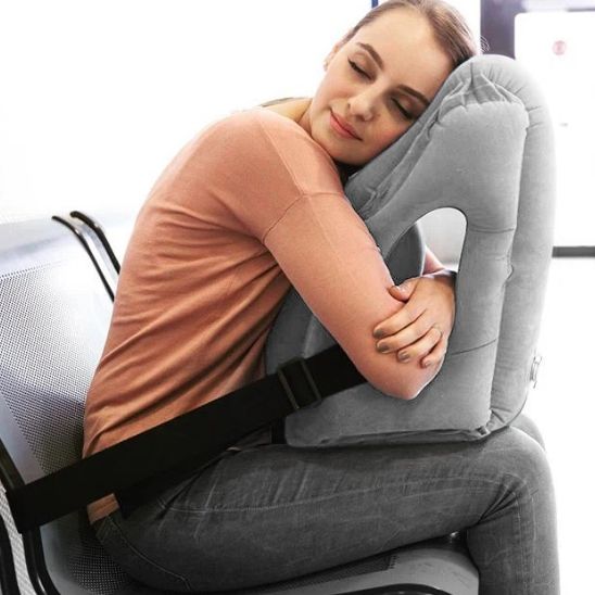 Oreiller-cervical-gonflable-VoyageConfort-femme-sieste-confortable-aeroport-gare-trains