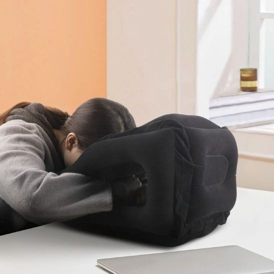 Oreiller-cervical-gonflable-VoyageConfort-femme-sieste