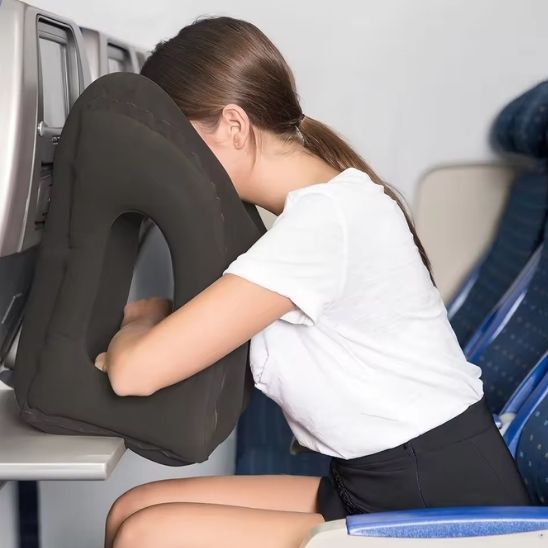 Oreiller-cervical-gonflable-VoyageConfort-sieste-repos-femme-avion-voyage