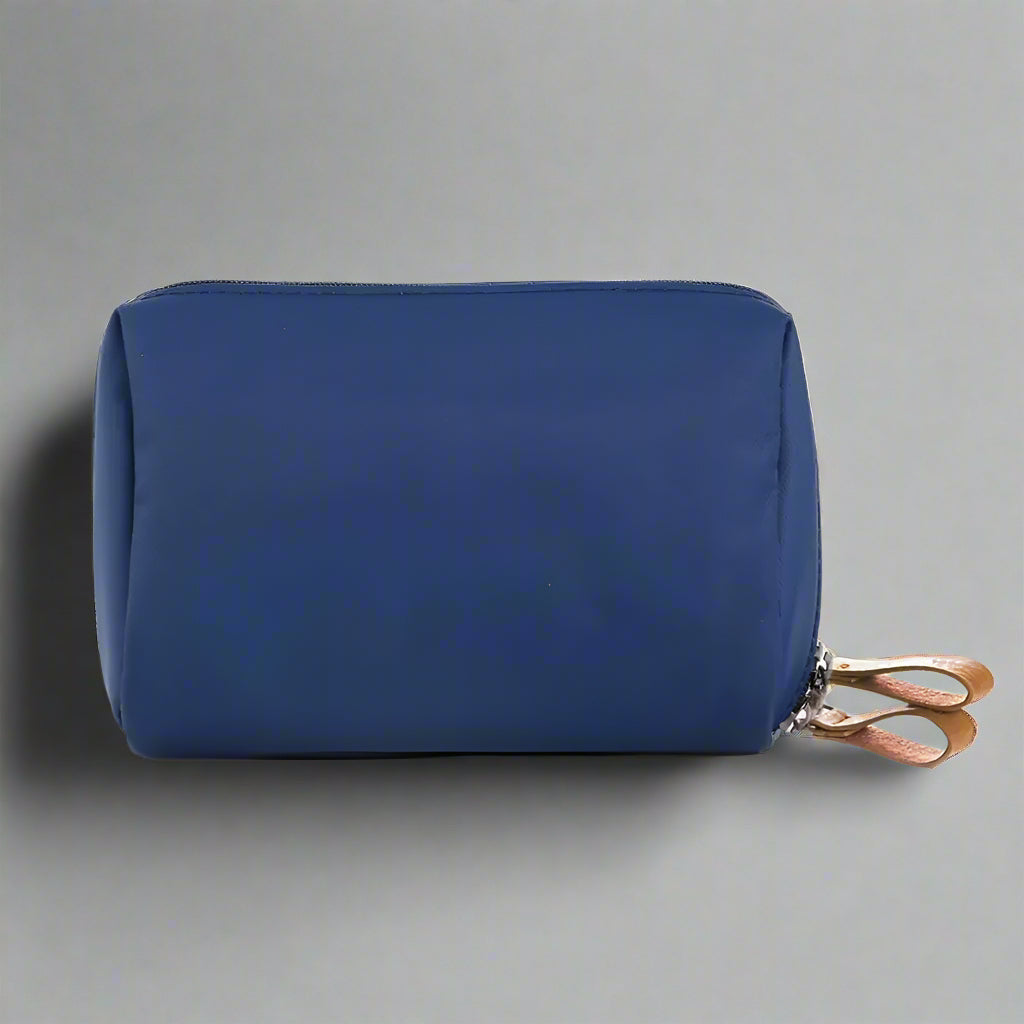 Petite-trousse-de-toilette-et-de-maquillage-femme-pour-le-voyage-bleu