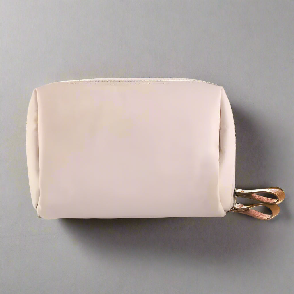 Petite-trousse-de-toilette-et-de-maquillage-femme-pour-le-voyage-rose-pale