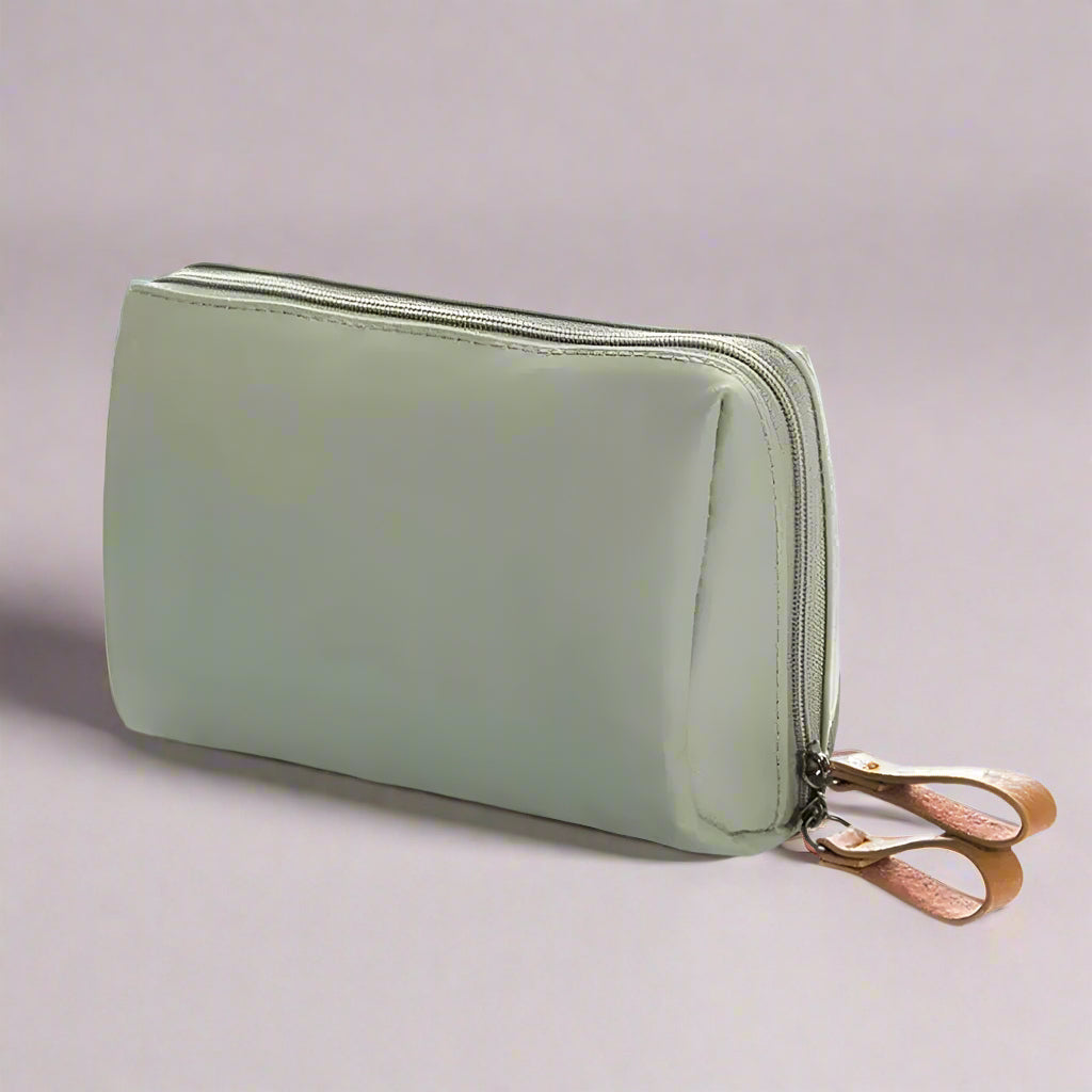 Petite-trousse-de-toilette-et-de-maquillage-femme-pour-le-voyage-vert-olive