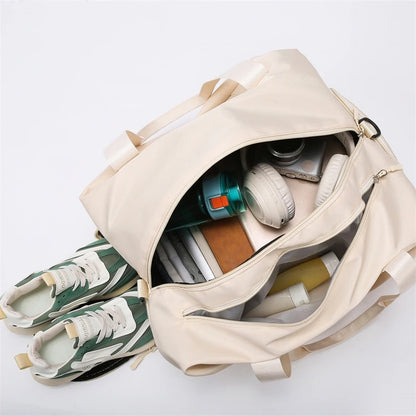 affaires dans sac de voyage week end tendance rempli