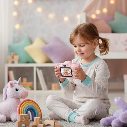 fille dans sa chambre avec appareil photo enfant licorne
