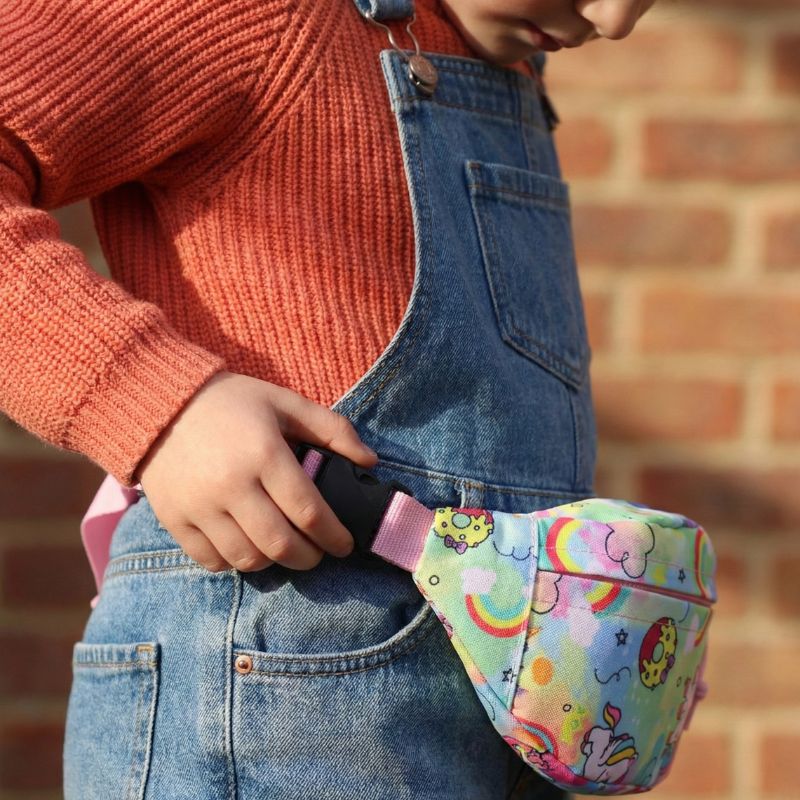 enfant porte une banane enfant fille