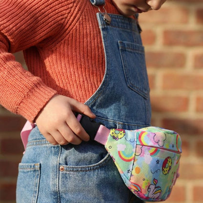 enfant porte une banane enfant fille