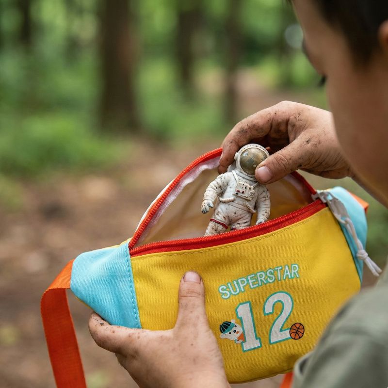 figurine cosmonaute dans un banane enfant garçon