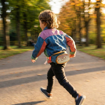promenade dans un parc avec banane enfant
