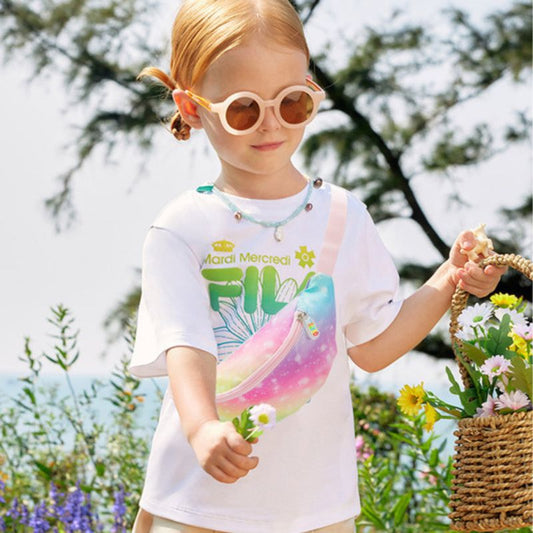 fille avec un banane sac enfant arc en ciel en bandoulière