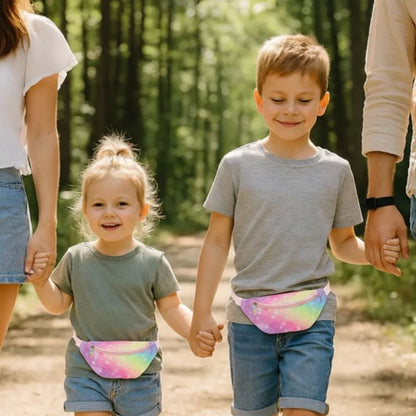 promenade en famille les enfants portent des banane sac enfant arc en cie