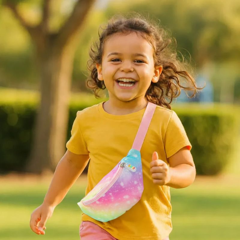fille court avec son banane sac enfant arc en cie en bandoulière