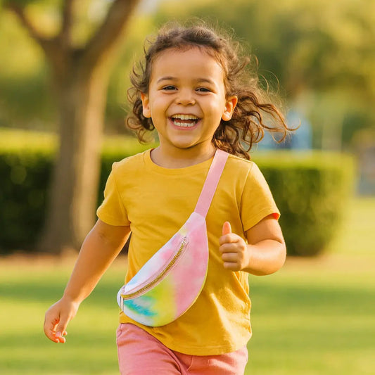 fille qui court avec Banane sac enfant arc-en-ciel