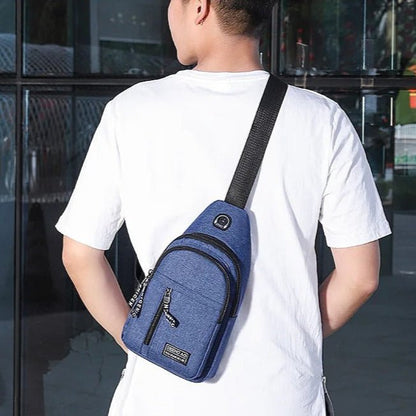 homme avec crossbody bag voyage  en bandouliere