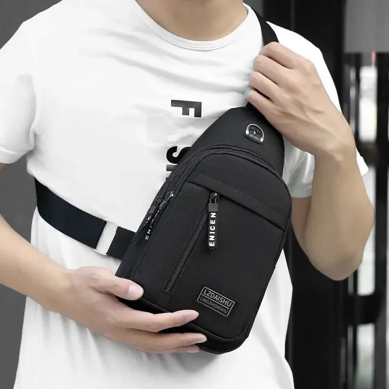 homme avec crossbody bag voyage noir a la poitrine
