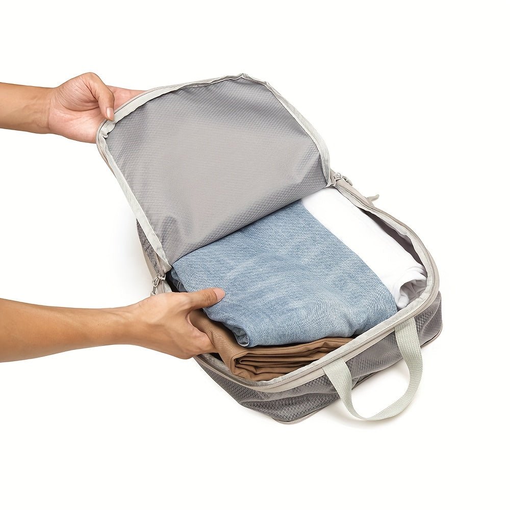 cube de compression voyage gris ouvert avec des habits dedans