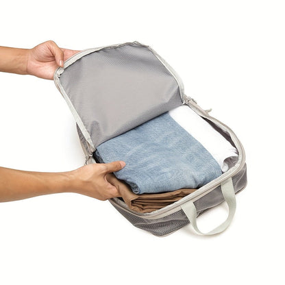cube de compression voyage gris ouvert avec des habits dedans