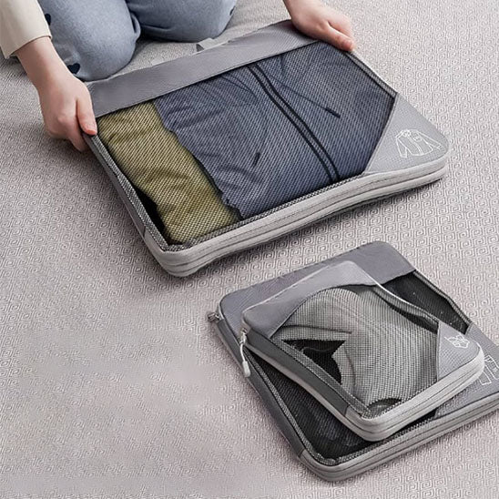 cube de compression voyage gris avec des vetements