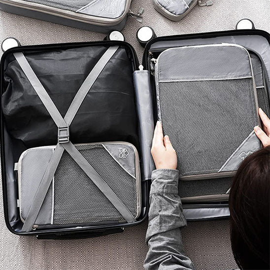 cube de compression voyage gris dans valise