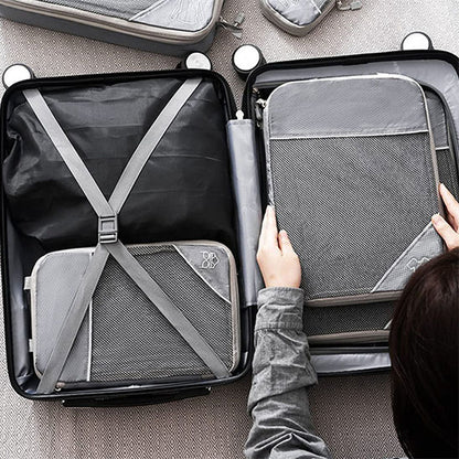 cube de compression voyage gris dans valise