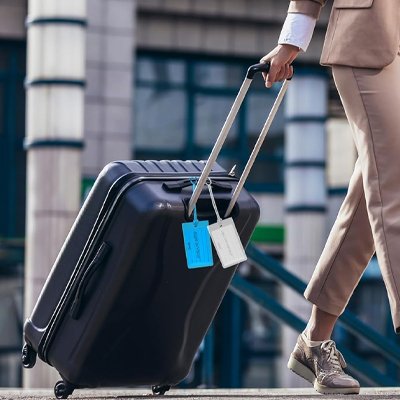 Deux Etiquette bagage sur une valise