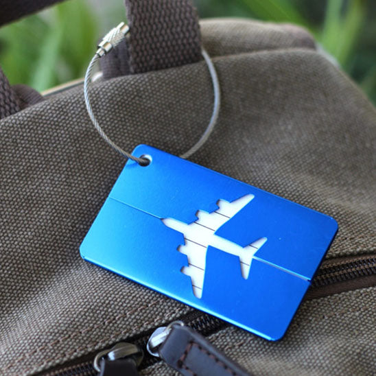 Étiquette à bagage avion bleu sur sac