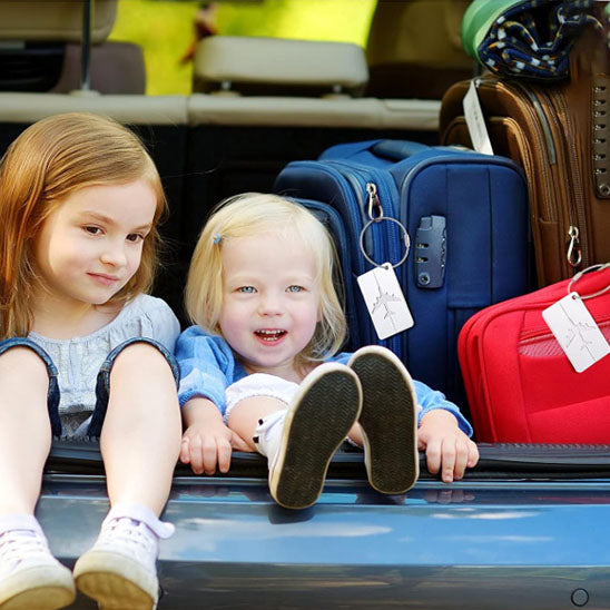 Famille heureuse avec étiquette à bagage avion