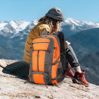 femme assise a la montagne avec sac de randonnee polyvalent 50l