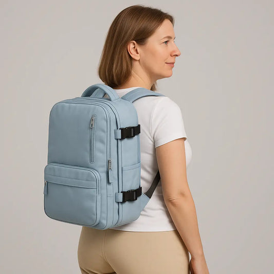 femme avec sac a dos valise voyagezen bleu