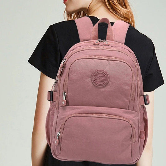 femme vue de dos avec sac à dos ville ultra léger femme city trip