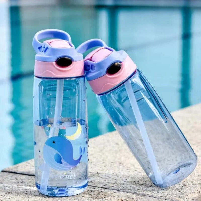 gourde paille enfant petit animal sans bpa devant piscine