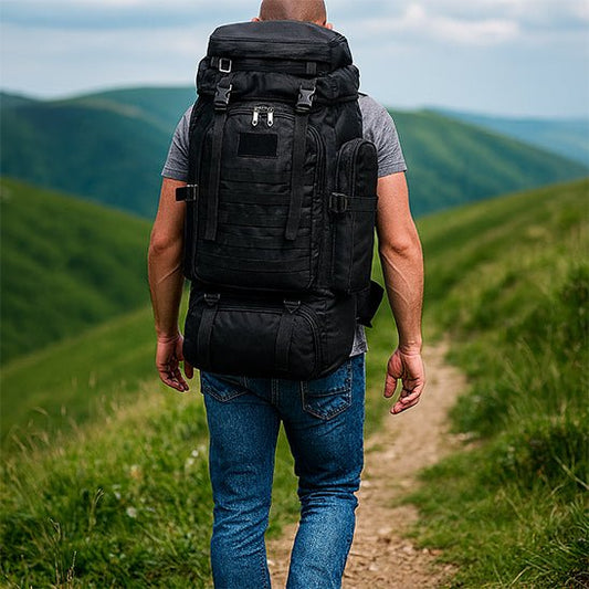 homme marchant sur un chemin avec un grand cas de voyage 80l 