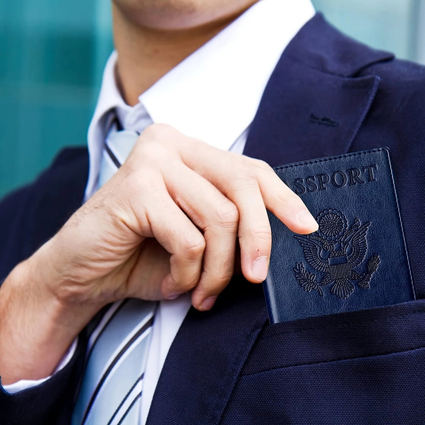 homme avec protege passeport en cuir voyage dans la poche avant de sa veste
