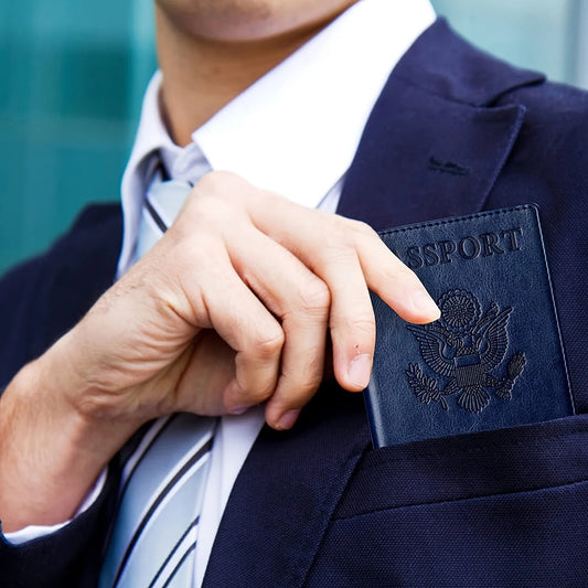 homme avec protege passeport en cuir voyage dans la poche avant de sa veste