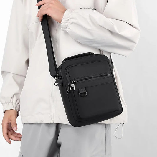 homme avec veste blanche et sacoche homme décontracté
