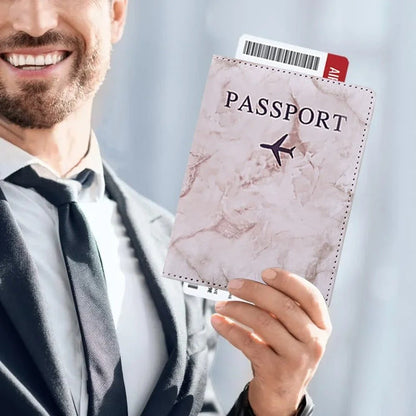 homme portant un porte passeport couleur marbre avec son billet d'avion a l'intérieur