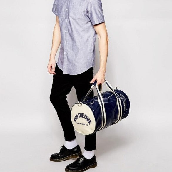 homme avec un sac week end et sport vintage bleu