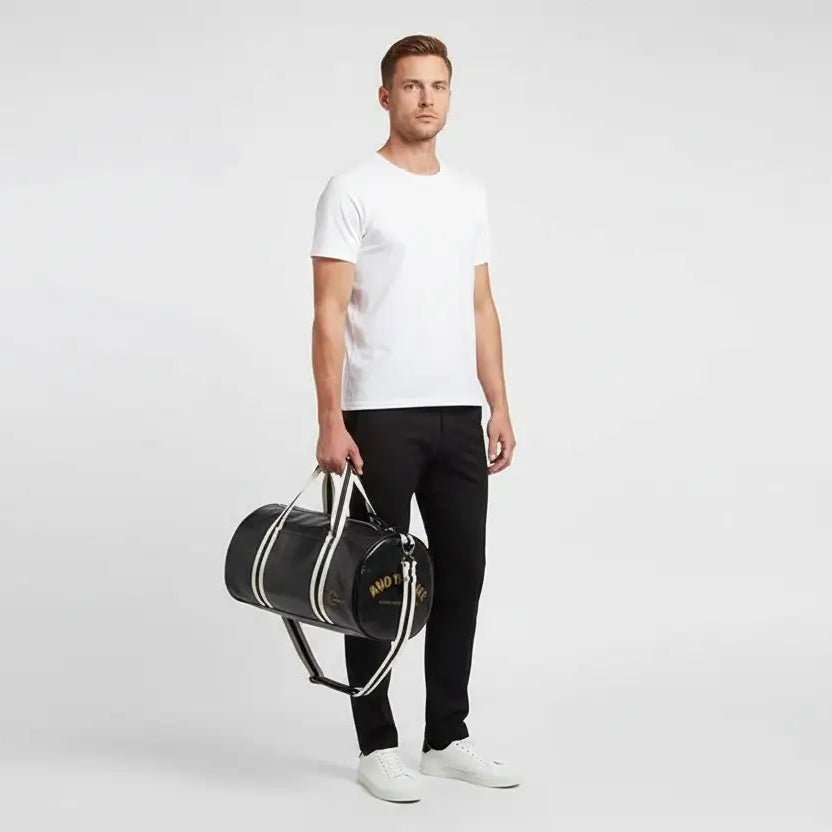 homme avec un sac week end et sport vintage