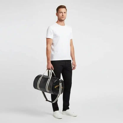 homme avec un sac week end et sport vintage