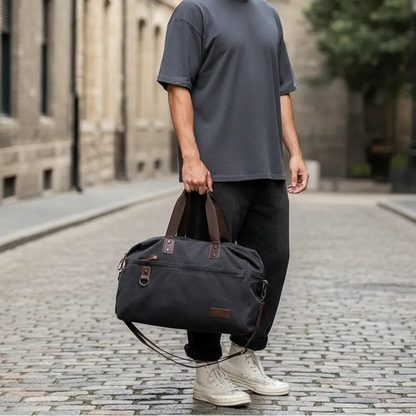 homme dans la rue qui tient un sac week end pour homme